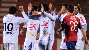 Fotografía tomada el pasado 25 de abril en la que se registró a jugadores del Real Garcilaso de Perú Cuzco al celebrar el gol con el que vencieron a Nacional de Uruguay, durante el partido de ida de esta llave de los octavos de final de la Copa Libertadores de América, en Cuzco (Perú). EFE