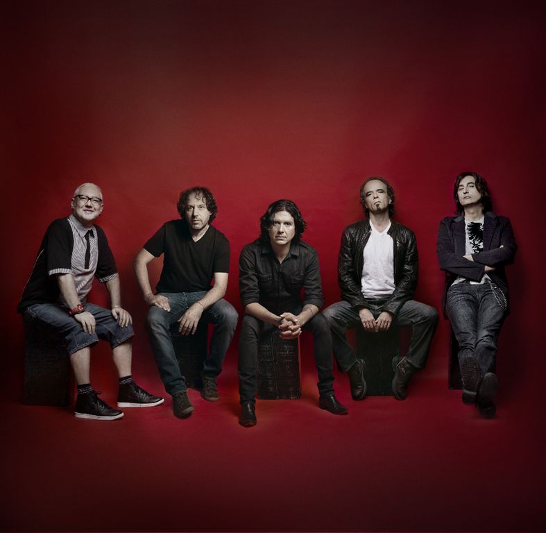 De izquierda a derecha, los integrantes de Caifanes: Sabo Romo (bajo), Alejandro Marcovich (guitarra), Saúl Hernández (vocales y guitarra), Diego Herrera (sintetizador) y Alfonso André (batería).