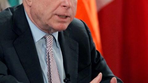 El senador John McCain trata de promover la idea de una frontera segura.