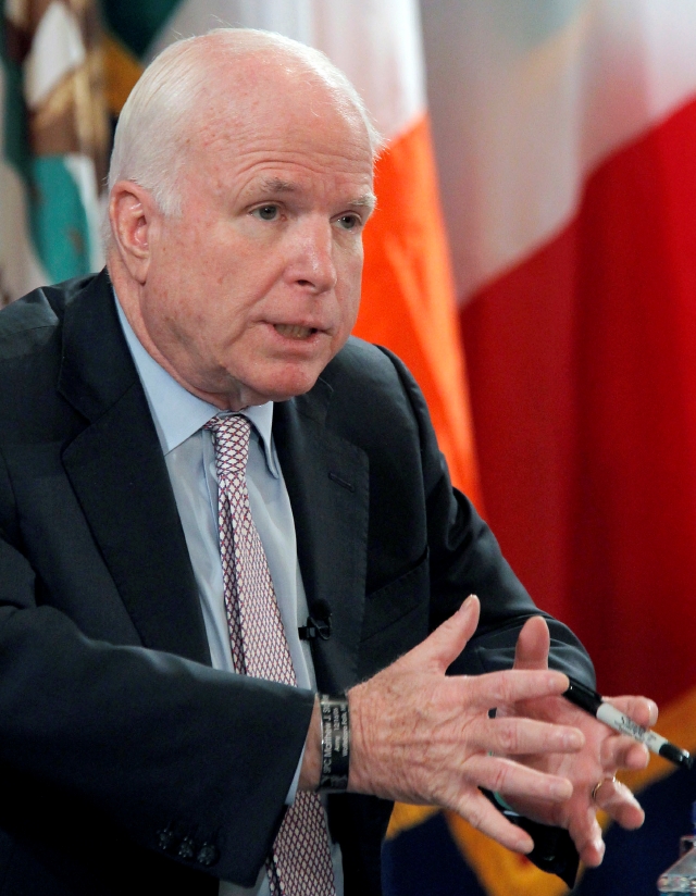 El senador John McCain trata de promover la idea de una frontera segura.