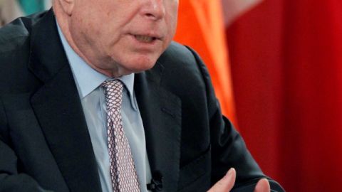 El senador John McCain trata de promover la idea de una frontera segura.