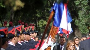 Mientras el presidente  venezolano Nicolás Maduro (c) es recibido con pompa en Uruguay, en Venezuela lo vuelven a impugnar.