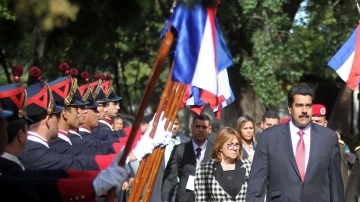 Mientras el presidente  venezolano Nicolás Maduro (c) es recibido con pompa en Uruguay, en Venezuela lo vuelven a impugnar.