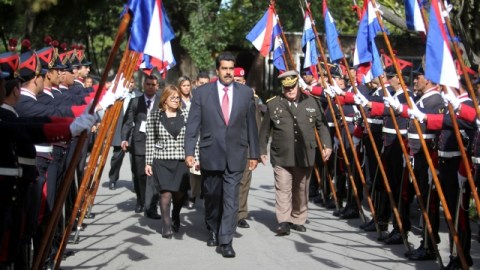 Mientras el presidente venezolano Nicolás Maduro (c) es recibido con pompa en Uruguay, en Venezuela lo vuelven a impugnar.