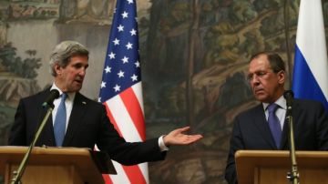 El secretario de Estado de EEUU, John Kerry (i), habla junto al ministro ruso de Relaciones Exteriores, Sergei Lavrov (d).