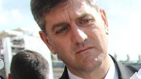 El Papa intercambia solideos con una asistente a la audiencia en la Plaza de San Pedro.