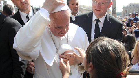 El Papa intercambia solideos con una asistente a la audiencia en la Plaza de San Pedro.