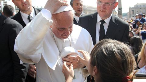 El Papa intercambia solideos con una asistente a la audiencia en la Plaza de San Pedro.