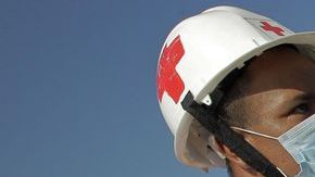 Para salvar vidas, los voluntarios de la Cruz Roja suelen arriesgar la propia.