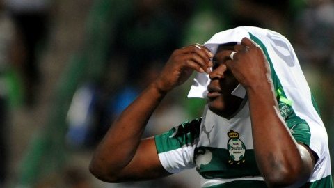 El colombiano Carlos Darwin Quintero, del Santos, tuvo fallas garrafales durante todo el partido