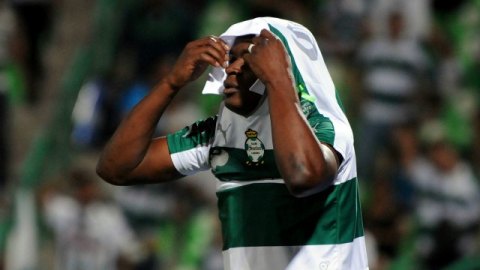 El colombiano Carlos Darwin Quintero, del Santos, tuvo fallas garrafales durante todo el partido