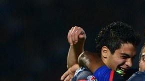 Raúl Jiménez es felicitado por sus compañeros, tras conseguir el gol del triunfo