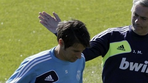 José Mourinho supervisa el entrenamiento de Coentrao