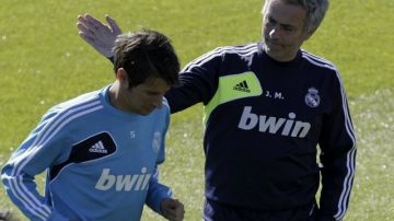 José Mourinho supervisa el entrenamiento de Coentrao
