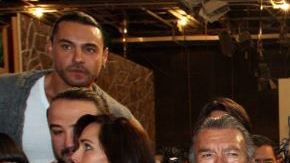 El productor Salvador Mejía, acompañado del elenco de la nueva telenovela "La Tempestad".