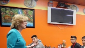 La candidata a la alcaldía   Wendy Greuel, se reunió  con jóvenes votantes de origen centroamericano en Pico Union.