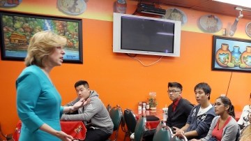 La candidata a la alcaldía   Wendy Greuel, se reunió  con jóvenes votantes de origen centroamericano en Pico Union.