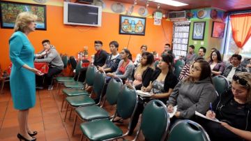 La candidata a la alcaldía   Wendy Greuel, se reunió  con jóvenes votantes de origen centroamericano en Pico Union.