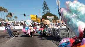 01/19/2013----LOS ANGELES----- Street vendors during the 28th annual Kingdom Day Parade. Marching bands, drill teams, and dance groups participated during the 28th annual Kingdom Day Parade, titled His Dream Will Never Die, in South Los Angeles. Hundreds honored the life and legacy of Dr. Martin Luther King Jr., this year would have been the 84th birthday of the slain civil rights leader. (Photo by Aurelia Ventura/La Opinion)