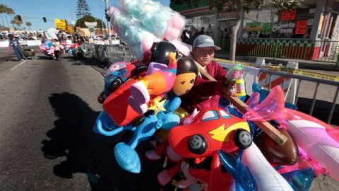 01/19/2013----LOS ANGELES----- Street vendors during the 28th annual Kingdom Day Parade. Marching bands, drill teams, and dance groups participated during the 28th annual Kingdom Day Parade, titled His Dream Will Never Die, in South Los Angeles. Hundreds honored the life and legacy of Dr. Martin Luther King Jr., this year would have been the 84th birthday of the slain civil rights leader. (Photo by Aurelia Ventura/La Opinion)