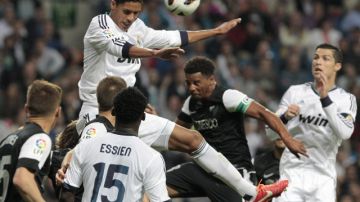 Raphael Varane (arriba), del Real Madrid,  domina la acción defensiva  en un trámite del partido disputado ayer en el Santiago Bernabéu.