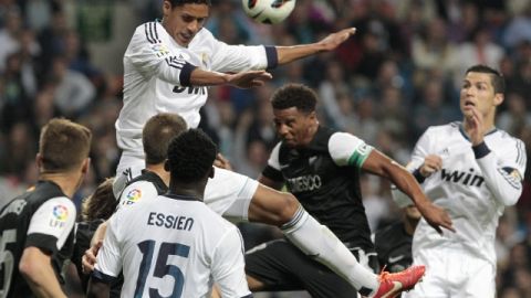 Raphael Varane (arriba), del Real Madrid, domina la acción defensiva en un trámite del partido disputado ayer en el Santiago Bernabéu.