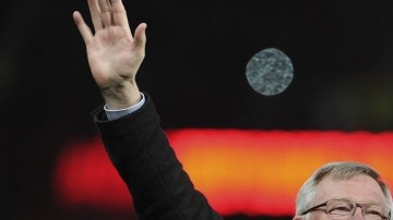 Sir Alex Ferguson se va del Manchester United con los brazos en alto, al dejarlo como campeón de la Liga Premier.