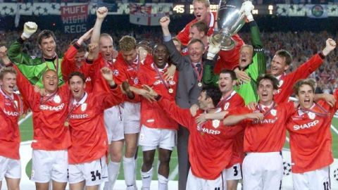 Foto del 26 de mayo de 1999 en que Alex Ferguson (centro) celebra la obtención de su primera Champions.