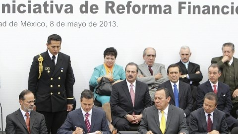 El presidente mexicano, Enrique Peña Nieto (2-izq.), acompañado por los líderes de las principales fuerzas políticas del país, firma el documento de una reforma al sector financiero, ayer.