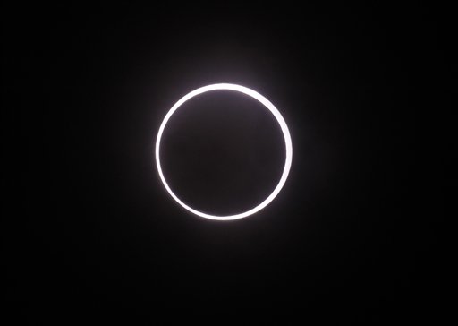 Esta es la imagen que logra verse por minutos durante un eclipse solar. Archivo/AP