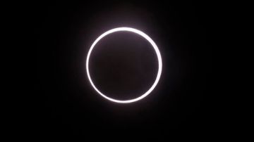 Esta es la imagen que logra verse por minutos durante un eclipse solar.