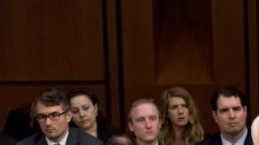 El senador John Cornyn, R-Texas, centro, con el senador Michael S. Lee, R-Utah, izquierda, y el senador Lindsey Graham, R-SC., derecha, durante el debate de la reforma migratoria en el Capitolio.