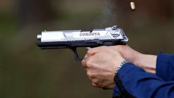 La pistola "Cordova" presentad a alos medios