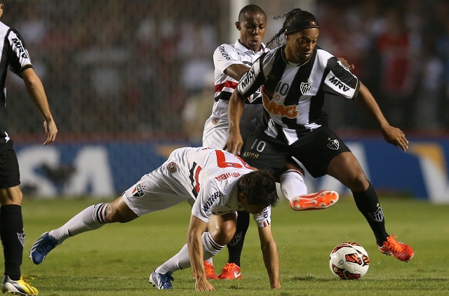 Ronaldinho desaira con su talento a Wellington y Osvaldo durante su noche mágica del miércoles  ante Sao Paulo en la Copa Libertadores.