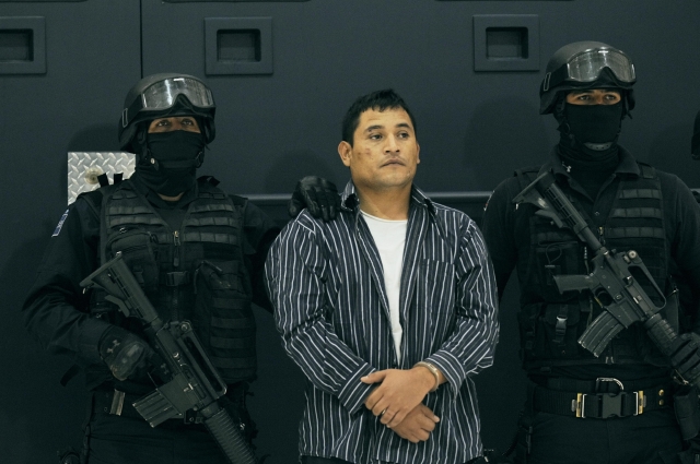 Policías presentan a Víctor Landeros Sifuentes (c), alias "La Iguana", relacionado con un asesinato.