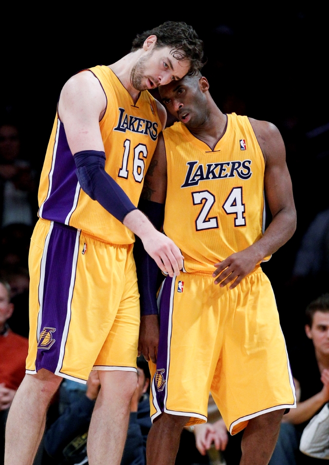 Los astros de Lakers, Pau Gasol (izq.) y Kobe Bryant, ahora están en procesos de rehabilitación separados.