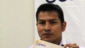 El  ecuatoriano Fausto Plaza muestra sus documentos de  residencia enfrente de su esposa, Tania Loja,  en Queens, Nueva York.