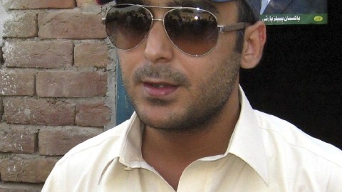 El candidato electoral Ali Haider Guilani,  conversa con sus  simpatizantes.