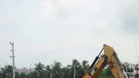 En medio de toda esta destrucción, una mujer logró sobrevivir.