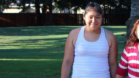 Diana (izquierda) le agradece a su mamá Berly que la haya apoyado en un programa para bajar de peso.