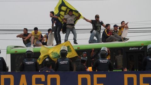 La solución 'cómoda' de las autoridades del DF: Contensión, pero permisividad a las barras y la violencia en el fútbol mexicano.