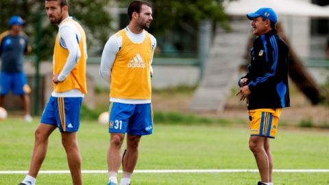 Emanuel Villa y Ricardo Ferretti dialogan durante en una práctica. Los Tigres intentarán seguir en la pelea de la Fiesta Grande.
