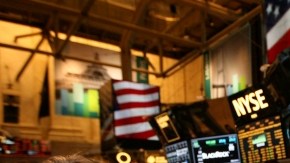 Inversionistas celebran los resultados del mercado de la bolsa de valores de Nueva York.