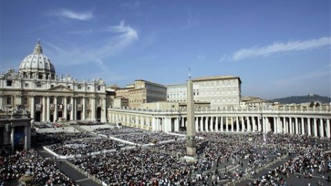 La plaza de San Pedro en el Vaticano, lista para la ceremonia de sentificación el domingo.
