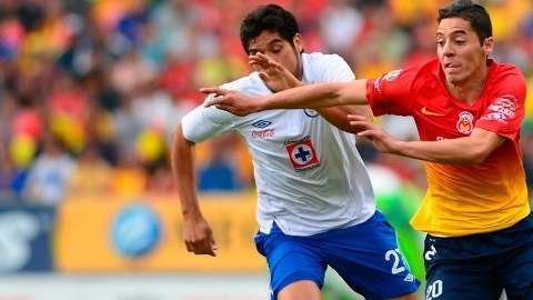 Javier "Chuletita" Orozco, de Cruz Azul y José Cárdenas, de Morelia, disputan el esférico