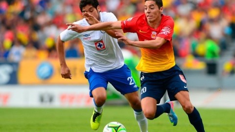 Javier "Chuletita" Orozco, de Cruz Azul y José Cárdenas, de Morelia, disputan el esférico