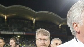 David Beckham celebra con el técnico Carlos Acelotti la conquista del título