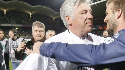 David Beckham celebra con el técnico Carlos Acelotti la conquista del título