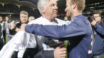 David Beckham celebra con el técnico Carlos Acelotti la conquista del título