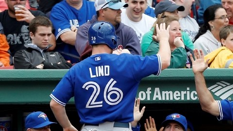 Adam Lind (26) recibe el saludo de sus compañeros después de batear cuadrangular ante  Junichi Tazawa, el cerrador de los Medias Rojas.